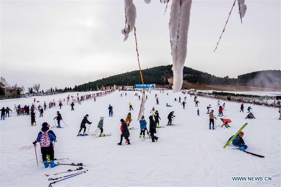 People ski at Tuoshan skiing park in Qingzhou City, east China\'s Shandong Province, Dec. 9, 2018. (Xinhua/Wang Jilin)