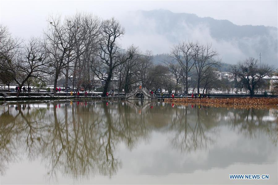 Photo taken on Dec. 9, 2018 shows the snow scenery of Hongcun Village in Yixian County, east China\'s Anhui Province. The cold wave brought snowfall to the village in recent days. (Xinhua/Shi Yalei)