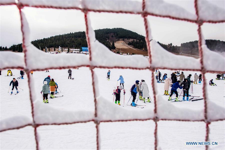 People ski at Tuoshan skiing park in Qingzhou City, east China\'s Shandong Province, Dec. 9, 2018. (Xinhua/Wang Jilin)