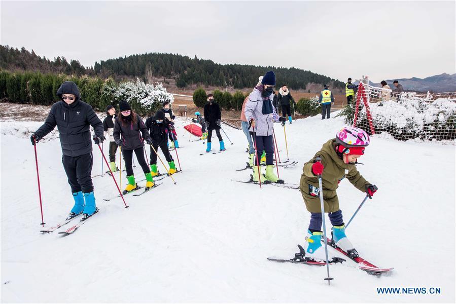 People ski at Tuoshan skiing park in Qingzhou City, east China\'s Shandong Province, Dec. 9, 2018. (Xinhua/Wang Jilin)