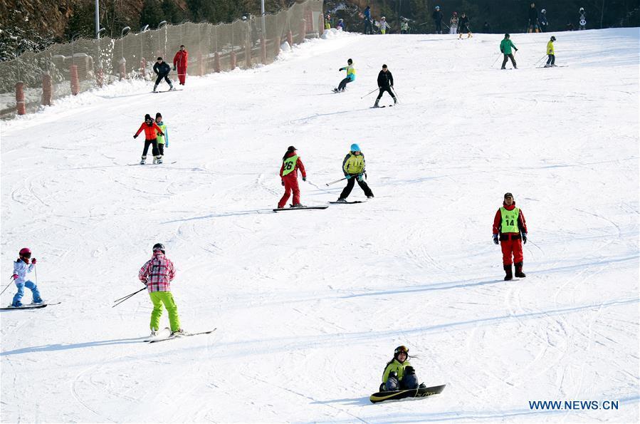People ski at a skiing park in Luquan District in Shijiazhuang, capital of north China\'s Hebei Province, Dec. 9, 2018. (Xinhua/Zhang Xiuke)