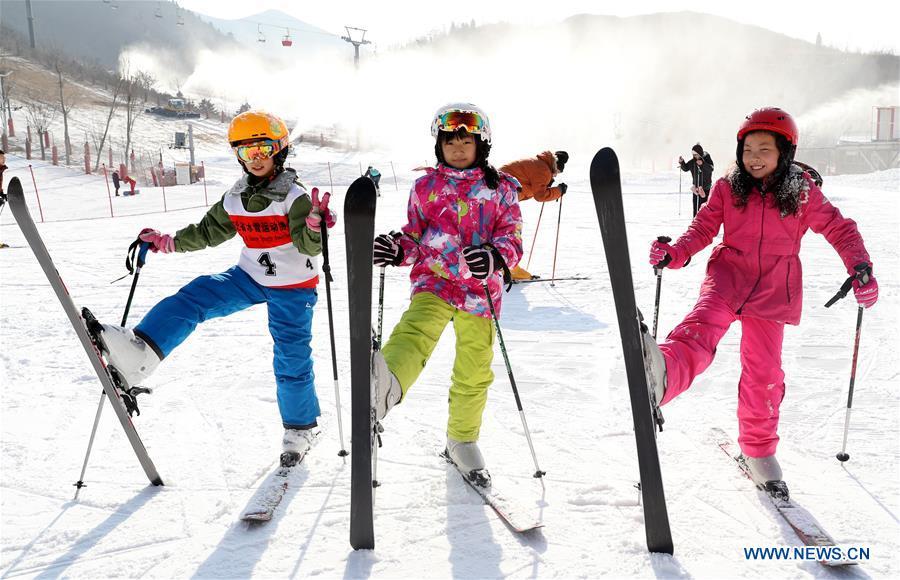People ski at a skiing park in Luquan District in Shijiazhuang, capital of north China\'s Hebei Province, Dec. 9, 2018. (Xinhua/Zhang Xiuke)