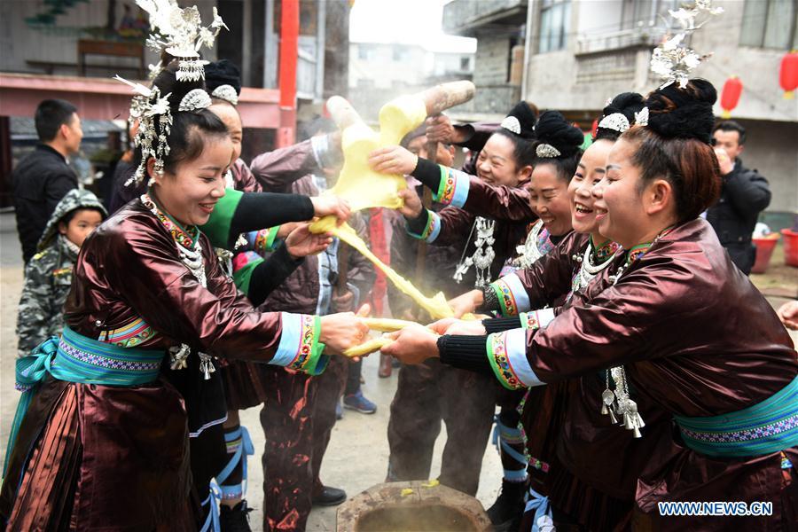 People of Dong ethnic group make Ciba, or glutinous rice cake, at Jiasuo Dong Village of Zhongchao Township in Liping County, southwest China\'s Guizhou Province, Dec. 9, 2018. Dong people celebrated the new year through various activities on Dec. 7-9. (Xinhua/Yang Wenbin)