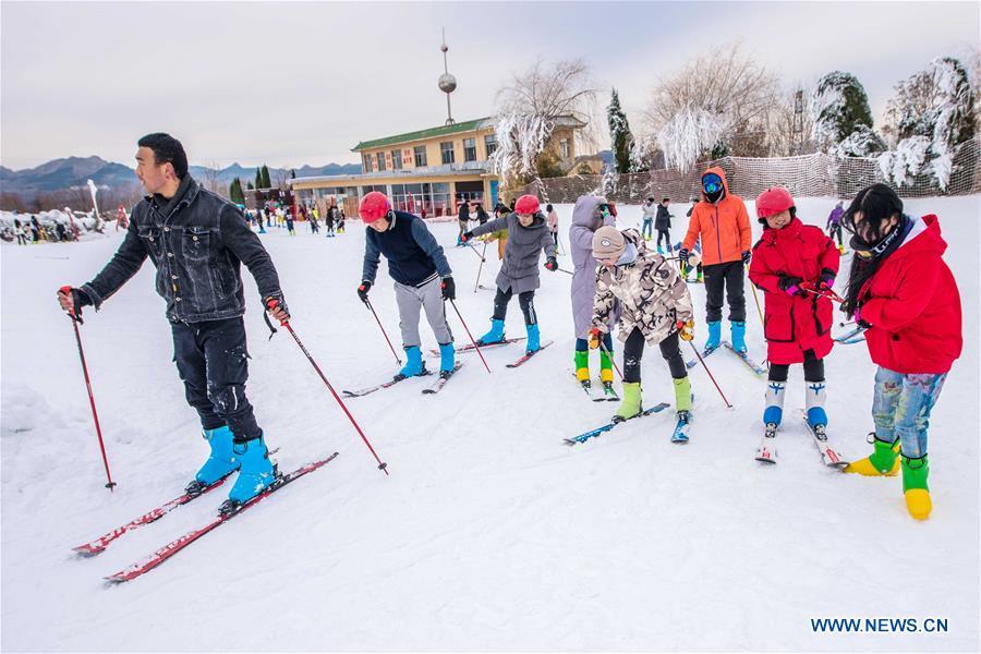 People ski at Tuoshan skiing park in Qingzhou City, east China\'s Shandong Province, Dec. 9, 2018. (Xinhua/Wang Jilin)