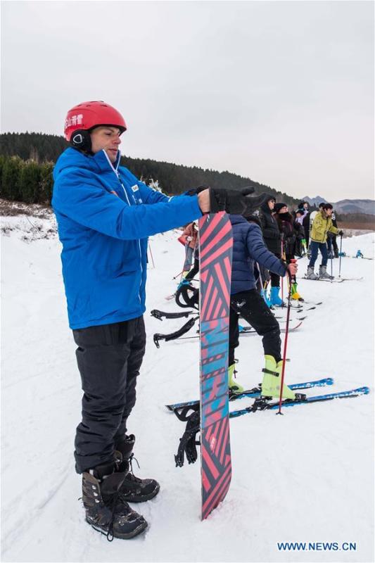 People ski at Tuoshan skiing park in Qingzhou City, east China\'s Shandong Province, Dec. 9, 2018. (Xinhua/Wang Jilin)