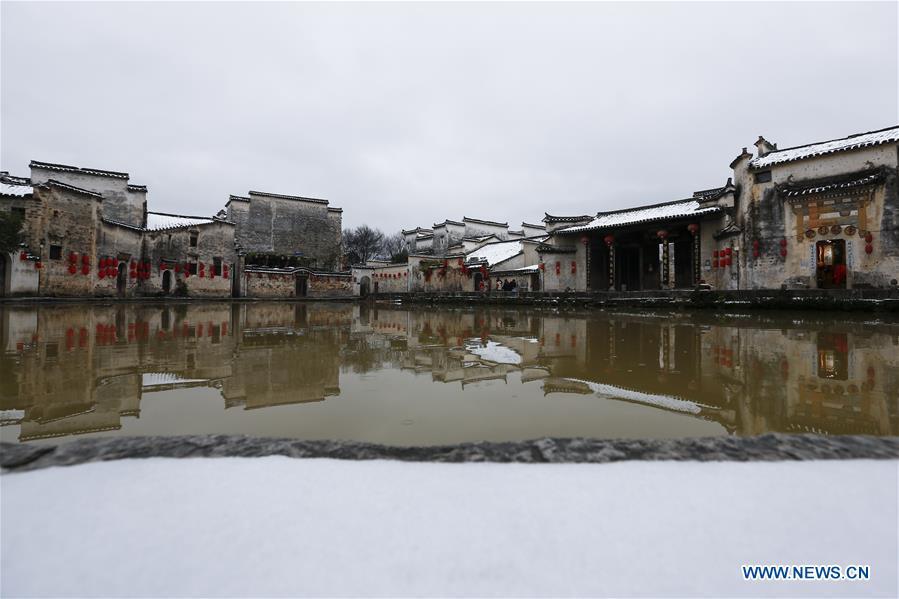 Photo taken on Dec. 9, 2018 shows the snow scenery of Hongcun Village in Yixian County, east China\'s Anhui Province. The cold wave brought snowfall to the village in recent days. (Xinhua/Shi Yalei)