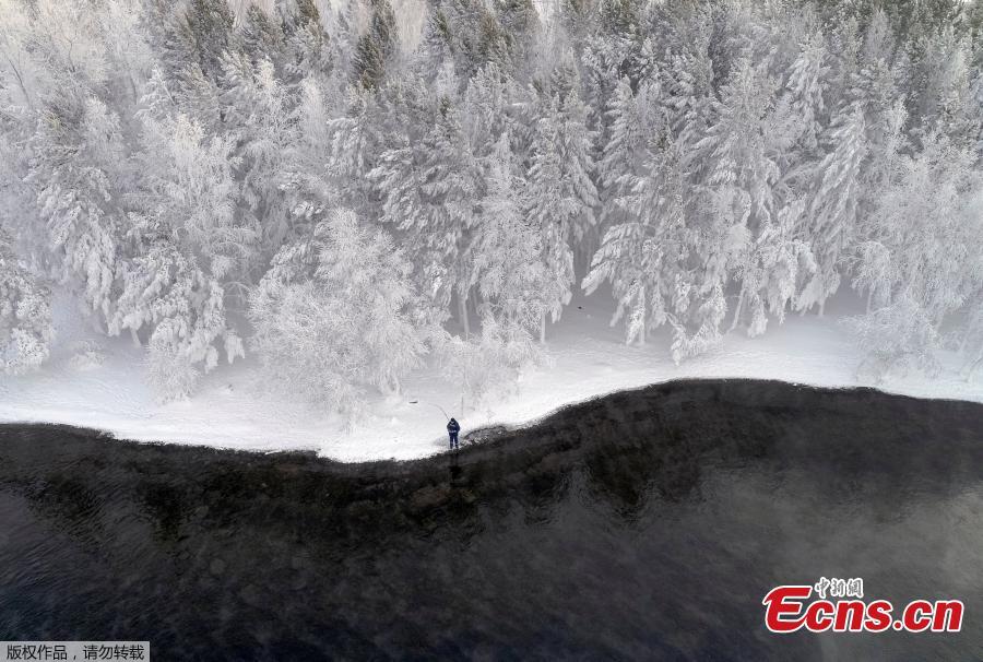 A man fishes on a bank of the Yenisei River covered with snow and hoarfrost with the air temperature at about -16 degrees Celsius outside the Siberian city of Krasnoyarsk, Russia December 10, 2018. (Photo/Agencies)
