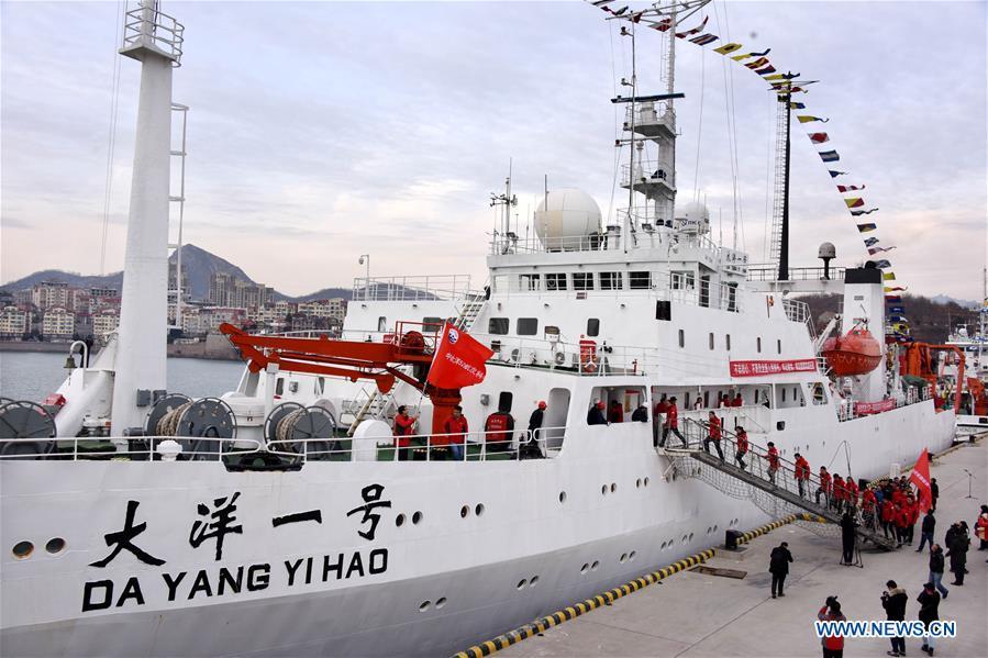 Members of the expedition team go on board on Chinese research vessel Dayang Yihao (Ocean No.1) in Qingdao, east China\'s Shandong Province, Dec. 10, 2018. The vessel departed for a new 230-day scientific ocean expedition. (Xinhua/Li Ziheng)