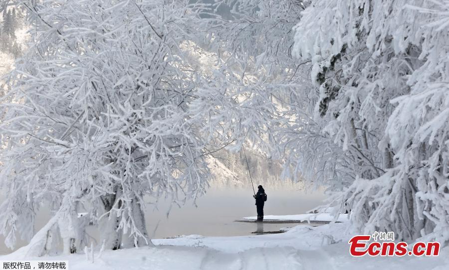 A man fishes on a bank of the Yenisei River covered with snow and hoarfrost with the air temperature at about -16 degrees Celsius outside the Siberian city of Krasnoyarsk, Russia December 10, 2018. (Photo/Agencies)