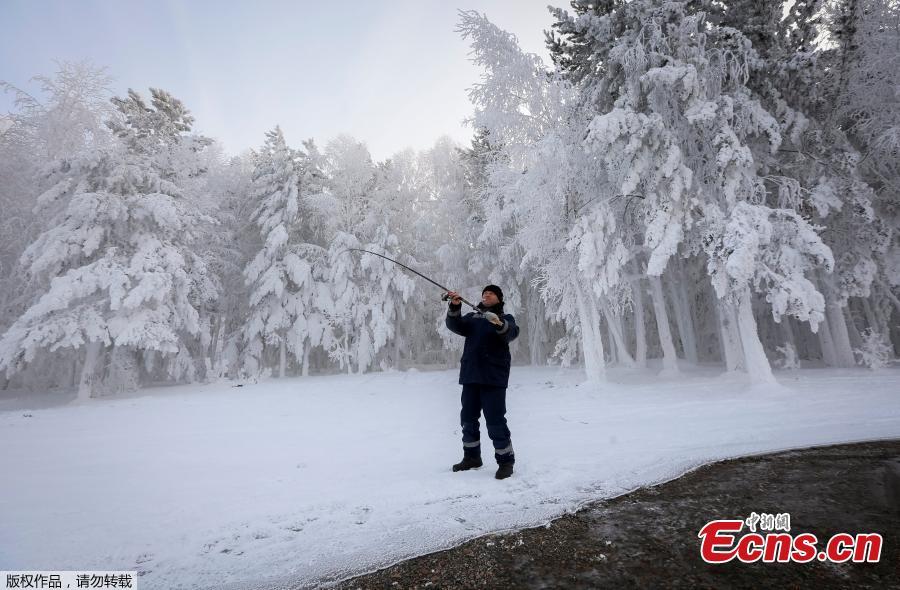 A man fishes on a bank of the Yenisei River covered with snow and hoarfrost with the air temperature at about -16 degrees Celsius outside the Siberian city of Krasnoyarsk, Russia December 10, 2018. (Photo/Agencies)