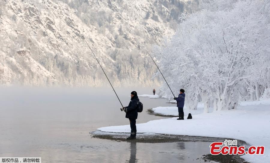 Men fish on a bank of the Yenisei River covered with snow and hoarfrost with the air temperature at about -16 degrees Celsius outside the Siberian city of Krasnoyarsk, Russia December 10, 2018.(Photo/Agencies)