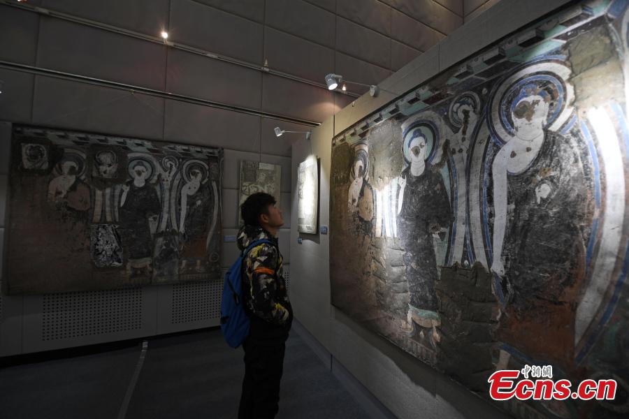 A visitor looks at a digital display of a cave from the Kizil Caves in Northwest China’s Xinjiang Uygur Autonomous Region during an exhibition at Lanzhou University’s Yuzhong campus in Yuzhong County, Northwest China’s Gansu Province, December 13, 2018. Included in the exhibition were images of 137 murals, which were originally from the Kizil Caves but are now kept overseas, two replicas of original caves, and four digital caves. (Photo: China News Service/Yang Yanmin)