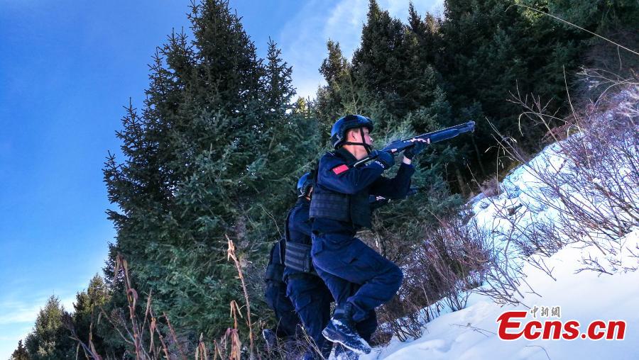 Special police undertake an intensive training on a snow-capped mountain in Ngawa Tibetan and Qiang Autonomous Prefecture, Sichuan Province. (Photo: China News Service/Zhong Xin)