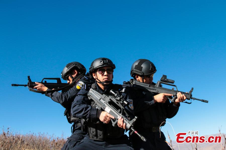 Special police undertake an intensive training on a snow-capped mountain in Ngawa Tibetan and Qiang Autonomous Prefecture, Sichuan Province. (Photo: China News Service/Zhong Xin)