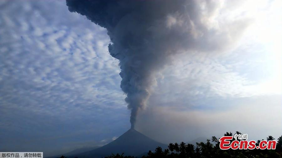 Mount Soputan spews hot ash as seen from Minahasa, Indonesia, Dec. 16, 2018. Mount Soputan, on the northern part of Sulawesi island, erupted twice Sunday morning, said the national disaster agency\'s spokesman, Sutopo Purwo Nugroho. It ejected columns of thick ash as high as 7,500 meters into the sky. (Photo/Agencies)