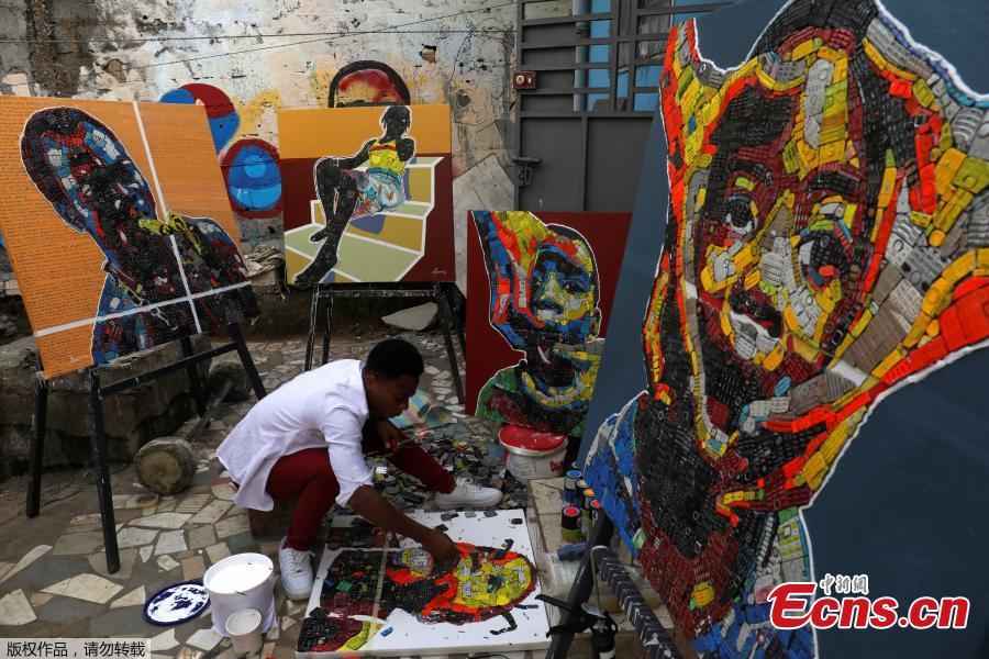 Desire Koffi, 24-year-old artist, works at his workshop in Abidjan, Ivory Coast Dec. 3, 2018. Desire Koffi often walks through Koumassi, a popular district of Ivory Coast\'s main city Abidjan, to collect old mobile phones that he buys from people for 500 CFA francs ($0.8726) a pair. Back home, he dismantles the phones with a hammer to pull out the screens and keyboards. He uses them for his paintings. One can take him up to three or five days of work. (Photo/Agencies)
