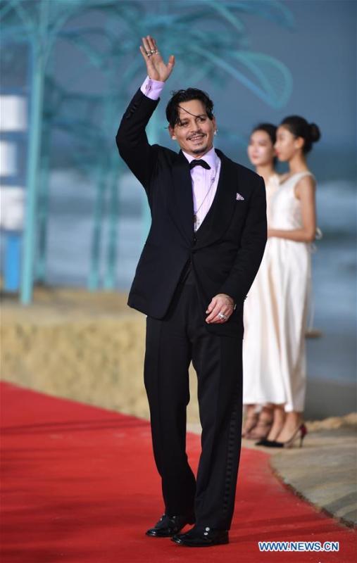 Actor Johnny Depp appears on the red carpet ceremony of the first Hainan International Film Festival in Sanya, south China\'s Hainan Province, Dec. 16, 2018. The first Hainan International Film Festival closed on Sunday in the tropical coastal city of Sanya in the country\'s southern-most island province of Hainan. The film festival is one of Hainan\'s first series of projects in building itself into a pilot free trade zone and a free trade port. (Xinhua/Guo Cheng)