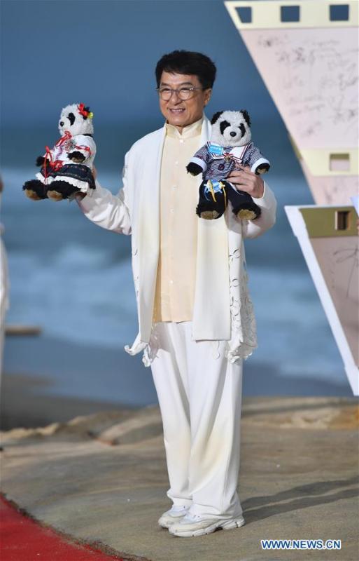 Actor Jackie Chan poses on the red carpet ceremony of the first Hainan International Film Festival in Sanya, south China\'s Hainan Province, Dec. 16, 2018. The first Hainan International Film Festival closed on Sunday in the tropical coastal city of Sanya in the country\'s southern-most island province of Hainan. The film festival is one of Hainan\'s first series of projects in building itself into a pilot free trade zone and a free trade port. (Xinhua/Guo Cheng)