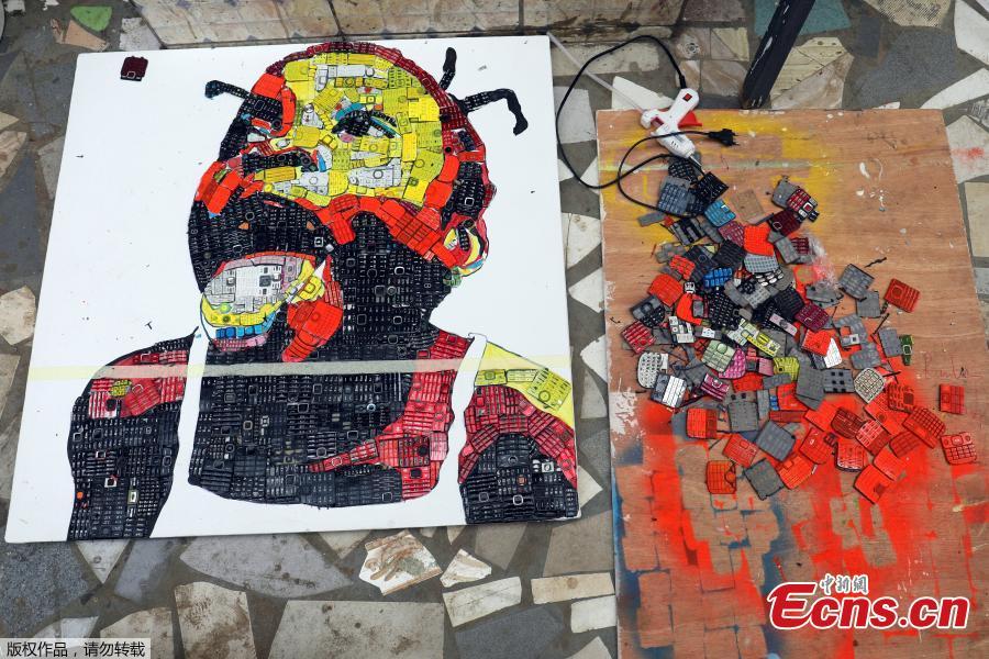 An artwork made with discarded phone keyboards is pictured at the workshop of 24-year-old artist Desire Koffi, in Abidjan, Ivory Coast Dec. 3, 2018. Desire Koffi often walks through Koumassi, a popular district of Ivory Coast\'s main city Abidjan, to collect old mobile phones that he buys from people for 500 CFA francs ($0.8726) a pair. Back home, he dismantles the phones with a hammer to pull out the screens and keyboards. He uses them for his paintings. One can take him up to three or five days of work. (Photo/Agencies)