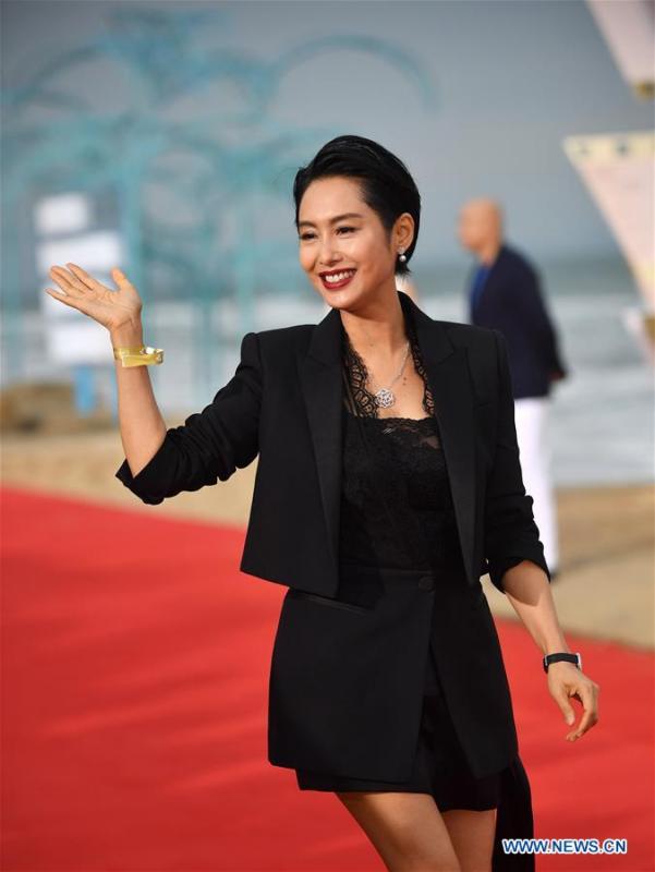 Actress Athena Chu poses on the red carpet ceremony of the first Hainan International Film Festival in Sanya, south China\'s Hainan Province, Dec. 16, 2018. The first Hainan International Film Festival closed on Sunday in the tropical coastal city of Sanya in the country\'s southern-most island province of Hainan. The film festival is one of Hainan\'s first series of projects in building itself into a pilot free trade zone and a free trade port. (Xinhua/Guo Cheng)