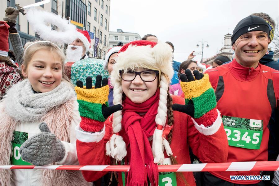 People attend the annual Christmas Run in Vilnius, Lithuania, on Dec. 16, 2018. About 3,500 people attended this year\'s race. (Xinhua/Alfredas Pliadis)