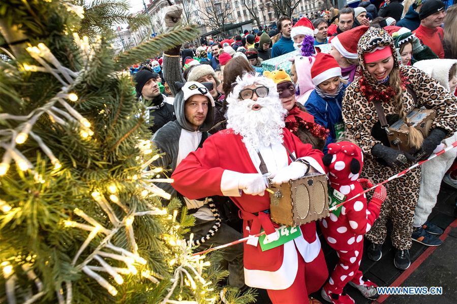 People attend the annual Christmas Run in Vilnius, Lithuania, on Dec. 16, 2018. About 3,500 people attended this year\'s race. (Xinhua/Alfredas Pliadis)