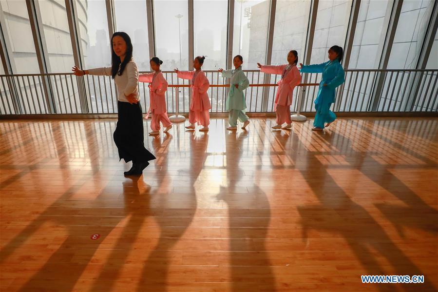 Meng Qingmei (1st L), a performer of Xuyi Huangmei Opera Troupe, teaches students Huangmei Opera, in Xuyi County of east China\'s Jiangsu Province, Dec. 16, 2018. Performers of the troupe have been teaching local students Huangmei Opera in recent years to promote the traditional opera. (Xinhua/Zhou Haijun)