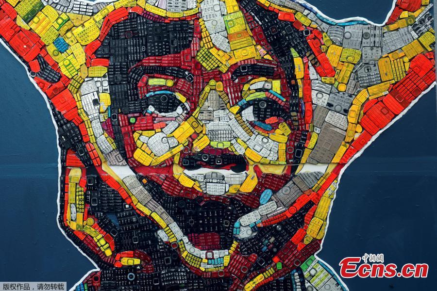 An artwork made with discarded phone keyboards is pictured at the workshop of 24-year-old artist Desire Koffi, in Abidjan, Ivory Coast Dec. 3, 2018. Desire Koffi often walks through Koumassi, a popular district of Ivory Coast\'s main city Abidjan, to collect old mobile phones that he buys from people for 500 CFA francs ($0.8726) a pair. Back home, he dismantles the phones with a hammer to pull out the screens and keyboards. He uses them for his paintings. One can take him up to three or five days of work. (Photo/Agencies)