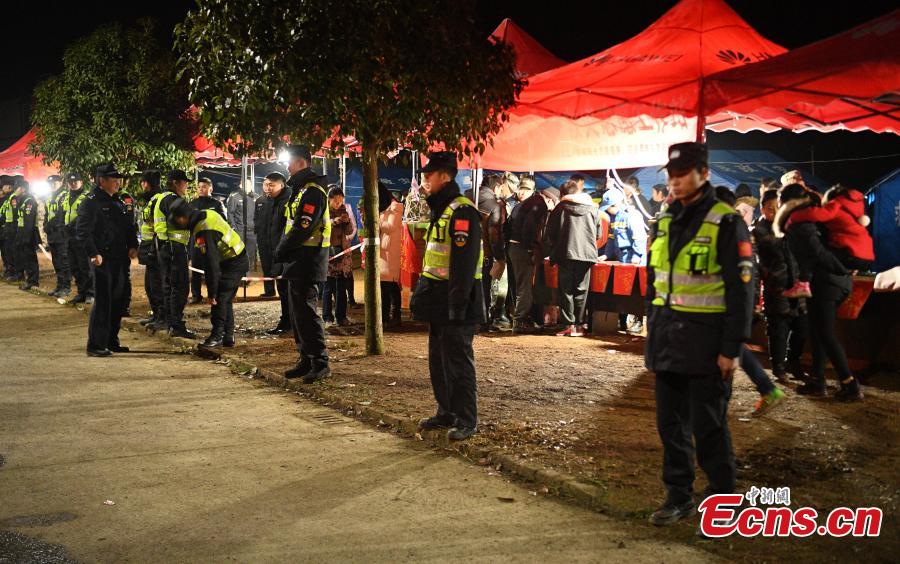 Rescuers help people affected by an earthquake at a temporary shelter in Xingwen County, Southwest China’s Sichuan Province, Dec. 17, 2018. A magnitude 5.7 earthquake jolted the county Sunday. As at 5:30 p.m. Sunday, 16 people had been reported injured in the earthquake. (Photo: China News Service/Liu Zhongjun)