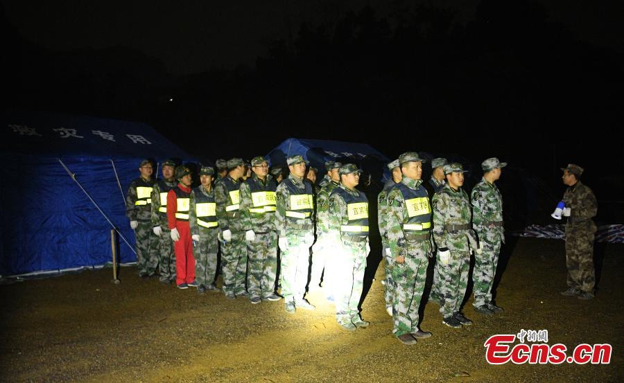 Rescuers help people affected by an earthquake at a temporary shelter in Xingwen County, Southwest China’s Sichuan Province, Dec. 17, 2018. A magnitude 5.7 earthquake jolted the county Sunday. As at 5:30 p.m. Sunday, 16 people had been reported injured in the earthquake. (Photo: China News Service/Liu Zhongjun)