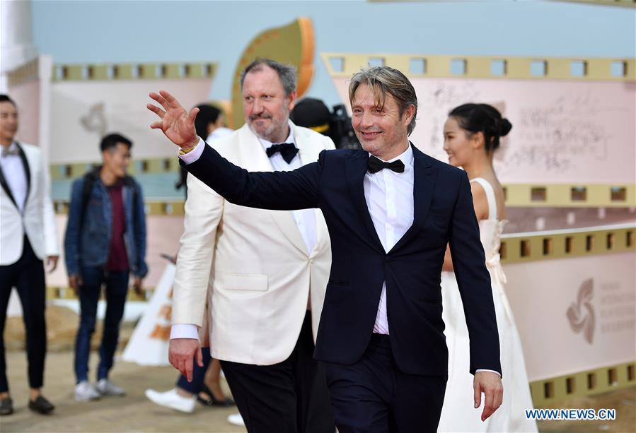 Danish actor Mads Mikkelsen appears on the red carpet ceremony of the first Hainan International Film Festival in Sanya, south China\'s Hainan Province, Dec. 16, 2018. The first Hainan International Film Festival closed on Sunday in the tropical coastal city of Sanya in the country\'s southern-most island province of Hainan. The film festival is one of Hainan\'s first series of projects in building itself into a pilot free trade zone and a free trade port. (Xinhua/Guo Cheng)