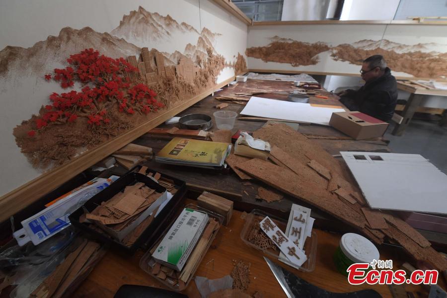 Bark sculptures are displayed at a workshop in Fuzhou City, East China’s Fujian Province. As an intangible cultural heritage, bark carving is regarded as one of the three treasures of Fujian. Craftsmen can carve elaborate scenes, including pavilions, bridges and landscape features, onto the bark. The craft is in decline today as fewer young people are interested in the time-consuming profession. (Photo: China News Service/Zhang Bin)