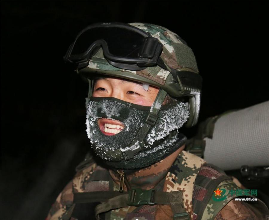 An armed police unit in northwestern China’s Ningxia Hui Autonomous Region recently conducted a 10-kilometer run while fully armed, in temperatures of minus 20 degrees Celsius. The soldiers\' hair, eyelashes, and masks were covered with a thin layer of ice after the long training session, showcasing their tenacity and spirit to challenge the limits. (Photo/www.81.cn)