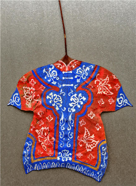 With scissors and paints, schoolchildren transform fallen tree leaves into colorful Chinese costumes in Suzhou, East China\'s Jiangsu Province, on Dec. 11, 2018. (Photo/Asianewsphoto)