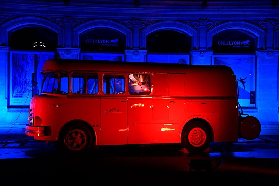 A red mini-bus seems to glow against the blue background on the Place Bellecour in Lyon, France. (Photo/chinadaily.om.cn)