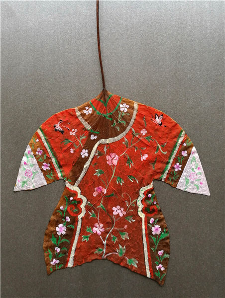 With scissors and paints, schoolchildren transform fallen tree leaves into colorful Chinese costumes in Suzhou, East China\'s Jiangsu Province, on Dec. 11, 2018. (Photo/Asianewsphoto)