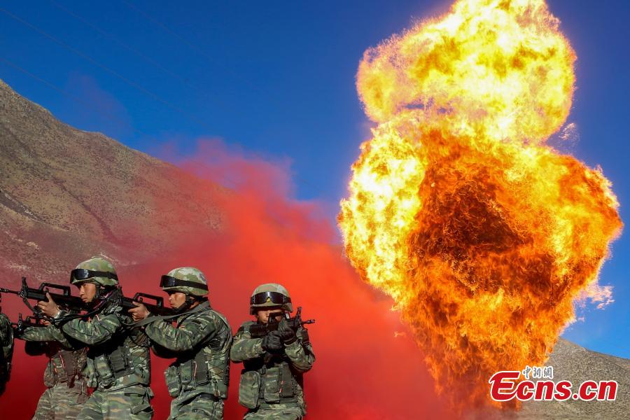 Members of the special police take part in an anti-terrorism drill in Southwest China\'s Tibet Autonomous Region, Dec. 15, 2018. The drill was comprised of more than 50 training programs covering 15 areas aimed at improving the rapid response of police in complicated scenarios. (Photo: China News Service/Yu Wenbin)