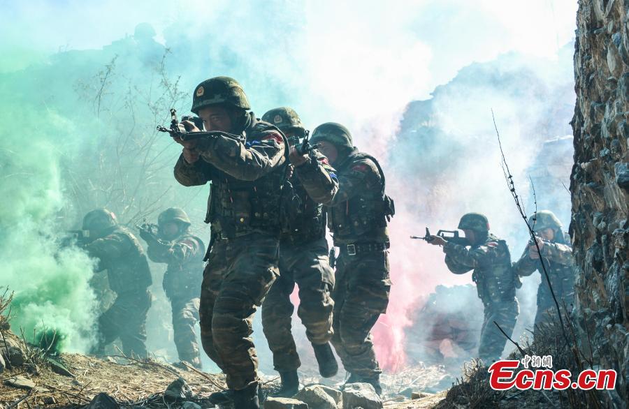 Members of the special police take part in an anti-terrorism drill in Southwest China’s Tibet Autonomous Region, Dec. 16, 2018. The drill was comprised of more than 50 training programs covering 15 areas aimed at improving the rapid response of police in complicated scenarios. (Photo: China News Service/Yu Wenbin)