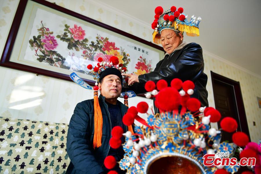 Now in his seventies, Zhou Genglan shows his handmade headpieces used in traditional operas in Shijiazhuang City, North China\'s Hebei Province, Dec. 18, 2018. Traditional headdresses had significant historical and cultural meaning in operas. (Photo: China News Service)