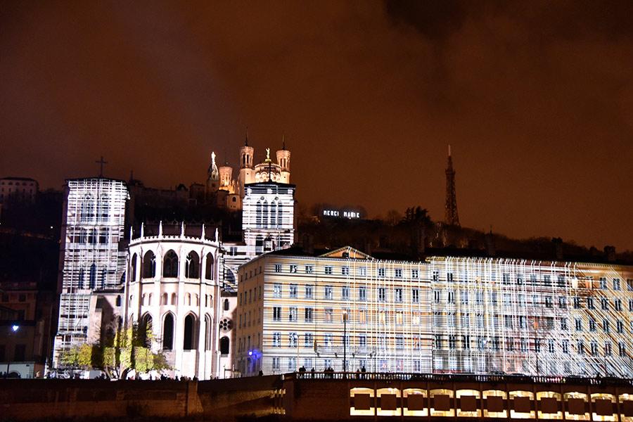 Traditional buildings in Lyon are decorated with amazing colors and patterns in celebration of the annual Lyon Festival of Lights. (Photo/chinadaily.om.cn)