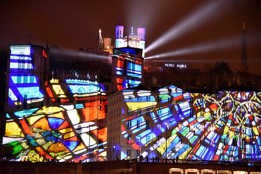 Traditional buildings in Lyon are decorated with amazing colors and patterns in celebration of the annual Lyon Festival of Lights. (Photo/chinadaily.om.cn)