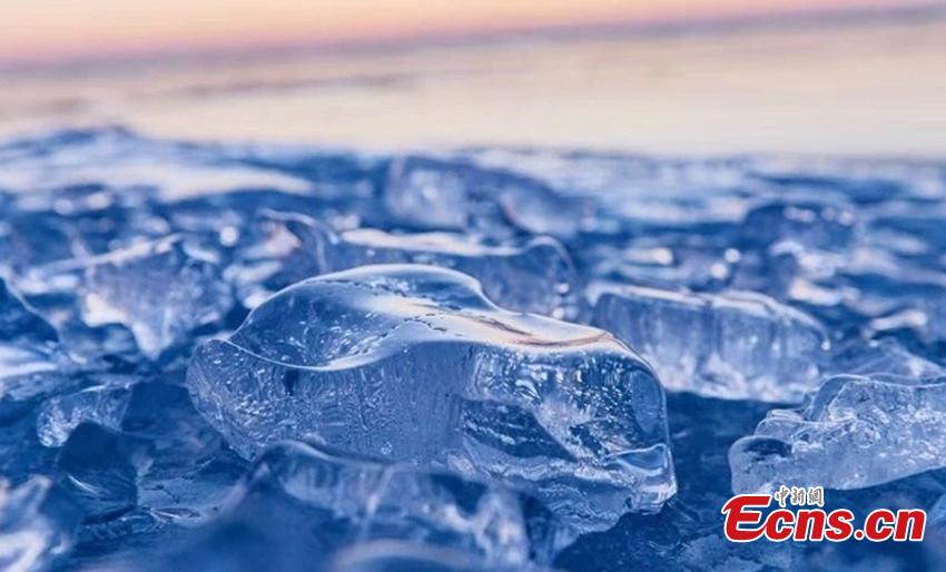 A view of the frozen Xingkai Lake, a border lake between China and Russia, in Northeast China\'s Heilongjiang Province. The largest freshwater lake in northeast China, Xingkai is well-known for its abundant biodiversity and complex ecosystems. During winter, the crystal-clear ice of the frozen lake creates an amazing landscape. (Photo: China News Service/Xu Hui)
