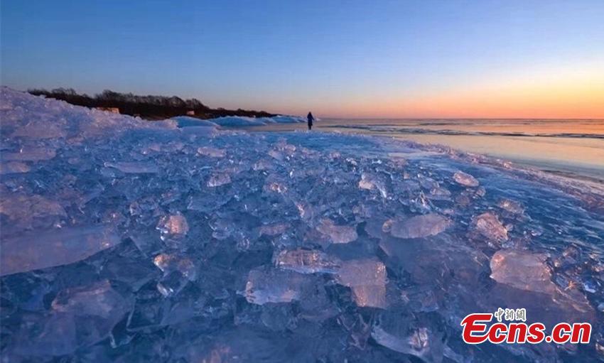 A view of the frozen Xingkai Lake, a border lake between China and Russia, in Northeast China\'s Heilongjiang Province. The largest freshwater lake in northeast China, Xingkai is well-known for its abundant biodiversity and complex ecosystems. During winter, the crystal-clear ice of the frozen lake creates an amazing landscape. (Photo: China News Service/Xu Hui)