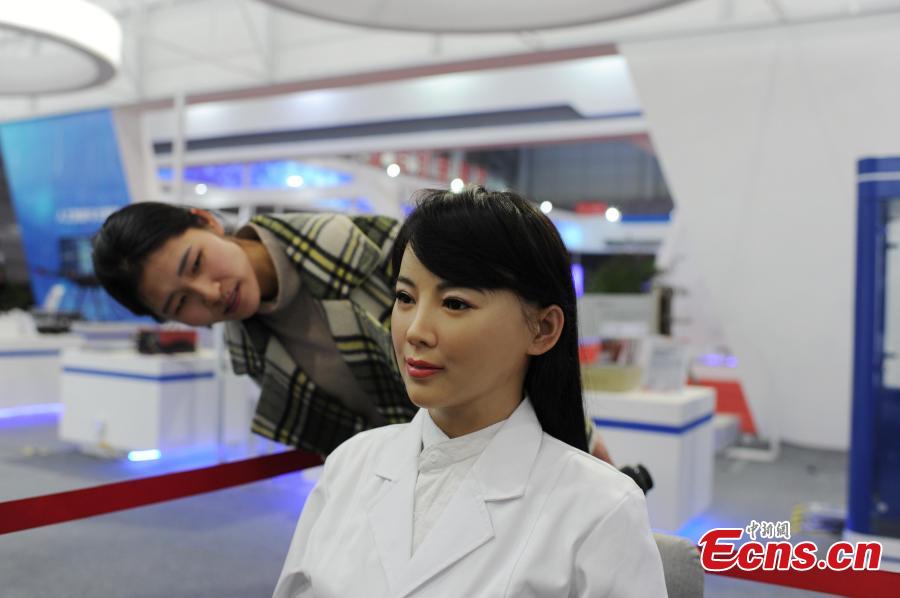 A robot called Yi Jia is presented at a tech exhibition marking 40 years of China\'s reform and opening up in Hefei City, east China\'s Anhui Province, Dec. 18, 2018. (Photo: China News Service/Zhang Yazi)
The humanoid robot is able to give doctors a helping hand during consultations.