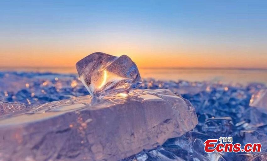 A view of the frozen Xingkai Lake, a border lake between China and Russia, in Northeast China\'s Heilongjiang Province. The largest freshwater lake in northeast China, Xingkai is well-known for its abundant biodiversity and complex ecosystems. During winter, the crystal-clear ice of the frozen lake creates an amazing landscape. (Photo: China News Service/Xu Hui)