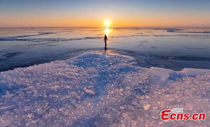 A view of the frozen Xingkai Lake, a border lake between China and Russia, in Northeast China\'s Heilongjiang Province. The largest freshwater lake in northeast China, Xingkai is well-known for its abundant biodiversity and complex ecosystems. During winter, the crystal-clear ice of the frozen lake creates an amazing landscape. (Photo: China News Service/Xu Hui)