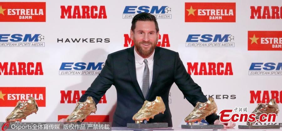 FC Barcelona\'s Lionel Messi poses with his five European Golden Shoe awards in Barcelona, Spain, Dec. 18, 2018. (Photo/Osports)
Lionel Messi is awarded the European Golden Shoe of the 2017/18 season in Barcelona, December 18, 2018.
Lionel Messi collected a record fifth Golden Shoe award on Tuesday for finishing last season as the top goalscorer in Europe.
The striker scored 34 goals in 68 games for Barcelona, putting him ahead of Liverpool\'s Mohamed Salah and Tottenham\'s Harry Kane.