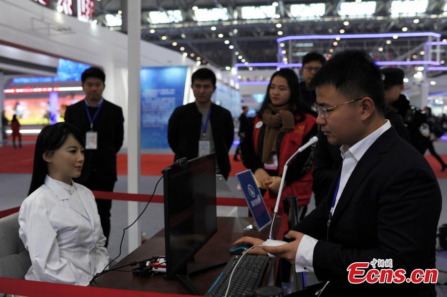 A robot called Yi Jia is presented at a tech exhibition marking 40 years of China\'s reform and opening up in Hefei City, east China\'s Anhui Province, Dec. 18, 2018. (Photo: China News Service/Zhang Yazi)
The humanoid robot is able to give doctors a helping hand during consultations.