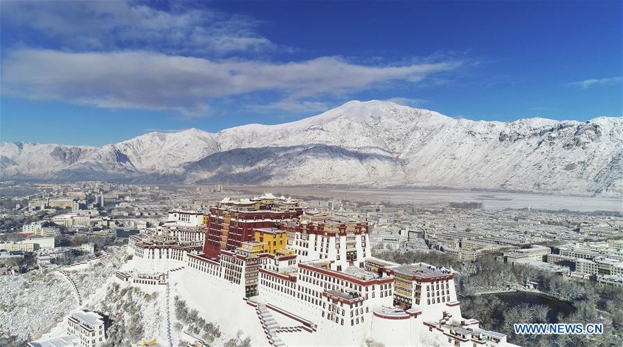 Aerial photo shows the snow-covered Potala Palace in Lhasa, capital of southwest China\'s Tibet Autonomous Region, Dec. 19, 2018. Lhasa witnessed the first snow this winter on Tuesday. (Xinhua/Purbu Zhaxi)