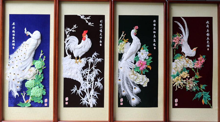 Zunyi grass-stack painting. (Photo provided to chinadaily.com.cn)
Inspired by Suzhou-styled colored painting, Zunyi grass-stack painting began to be created in the early 1960s.
Zuo Jing, an artist of Zunyi City Arts and Crafts Factory, is a master of the painting, who broke through the traditional pattern among Suzhou and surrounding areas, and created the typical Zunyi grass-stack painting.
This type of painting has been regarded as a folk art treasure and exhibited as essence of traditional Chinese culture in several foreign capitals, including Paris, London and Tokyo.